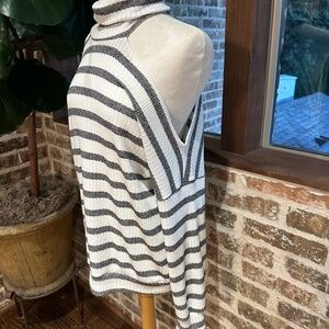 Andre by Un it-Cold-shoulder Long-sleeve Turtleneck sweater-Size‎ Leg